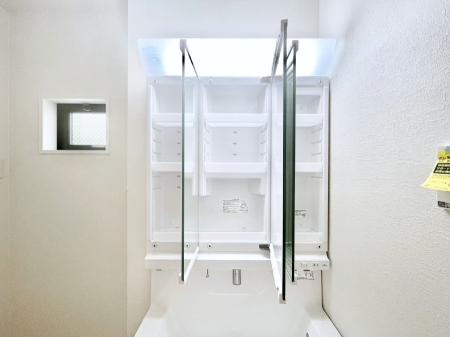 ���̑����� �O�ʋ��̗��ɁA���ϕi��q���p�i�Ȃǂ����[�\�B���ʑ����������ƕۂ��܂��I