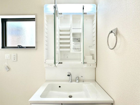 ���̑����� �O�ʋ��̗��ɁA���ϕi��q���p�i�Ȃǂ����[�\�B���ʑ����������ƕۂ��܂��I