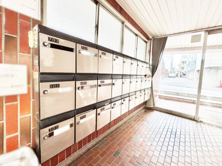 ���̑� �|�X�g�̓G���g�����X���ɂ���̂ŉJ�ɔG�ꂸ�X�ւ��󂯎��܂��ˁI