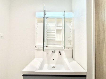 ���̑����� �O�ʋ��̗��ɁA���ϕi��q���p�i�Ȃǂ����[�\�B���ʑ����������ƕۂ��܂��I