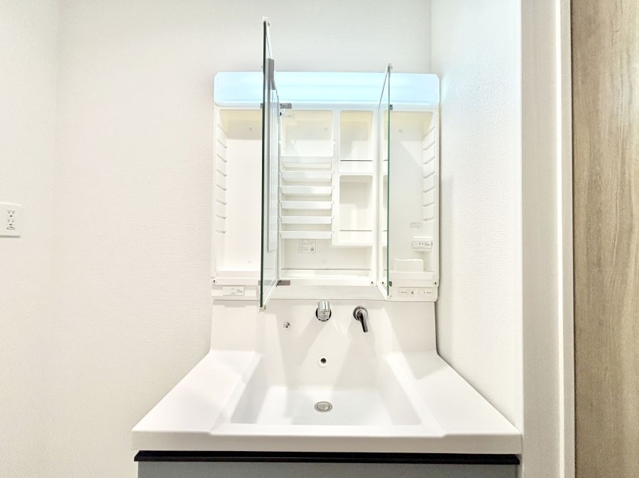 ���̑����� �O�ʋ��̗��ɁA���ϕi��q���p�i�Ȃǂ����[�\�B���ʑ����������ƕۂ��܂��I