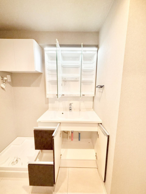 ���̑����� �O�ʋ��̗��ɁA���ϕi��q���p�i�Ȃǂ����[�\�B���ʑ����������ƕۂ��܂��I