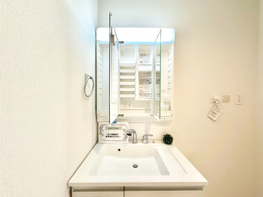 ���̑����� �O�ʋ��̗��ɁA���ϕi��q���p�i�Ȃǂ����[�\�B���ʑ����������ƕۂ��܂��I