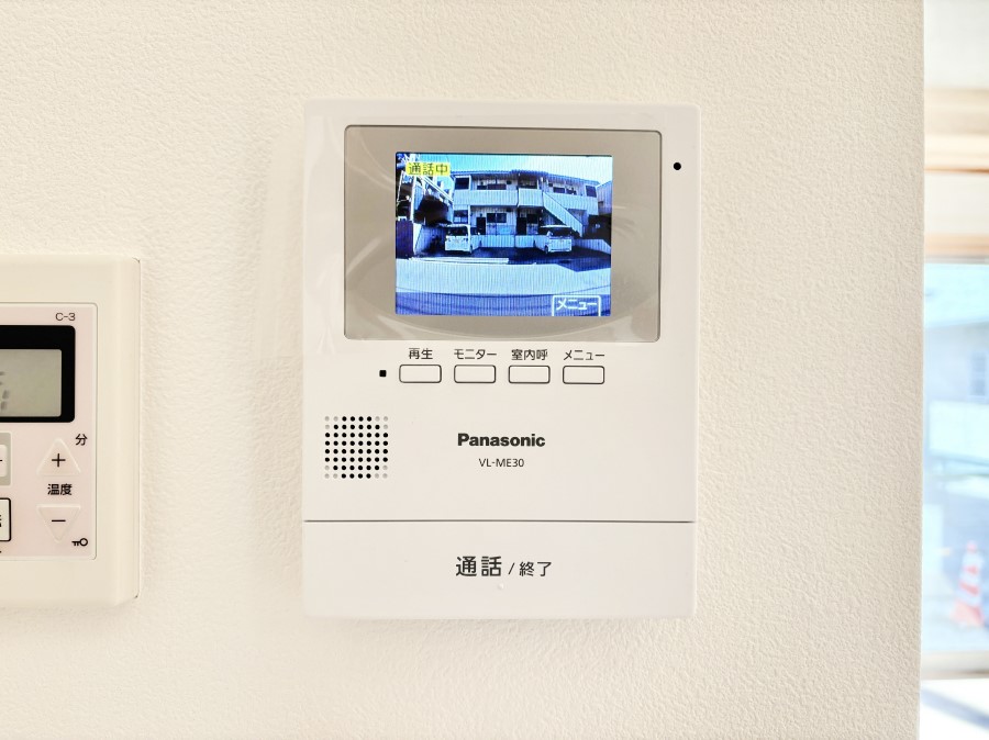 ���̑����� ���q���܂̂�����Ԃɂ����S�I���q����ڂŕ�����TV���j�^�[�t���C���^�[�z��