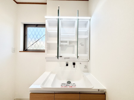 ���̑����� �O�ʋ��̗��ɁA���ϕi��q���p�i�Ȃǂ����[�\�B���ʑ����������ƕۂ��܂��I