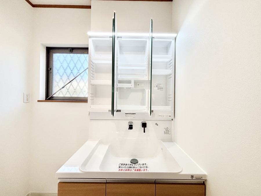 ���̑����� �O�ʋ��̗��ɁA���ϕi��q���p�i�Ȃǂ����[�\�B���ʑ����������ƕۂ��܂��I