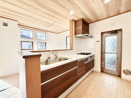 �L�b�`�� ������̂��閾�邢�L�b�`���B���C�ɂ��𗧂��܂��B 