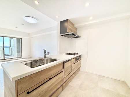 �L�b�`�� ���r���O�ŗV�Ԃ��q�l�������Ȃ��炨�������ł���ΖʃL�b�`���B  