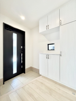 ���� �K���X�X���b�g�̓��������փh�A�������Ɍ���͂��Ă���܂�