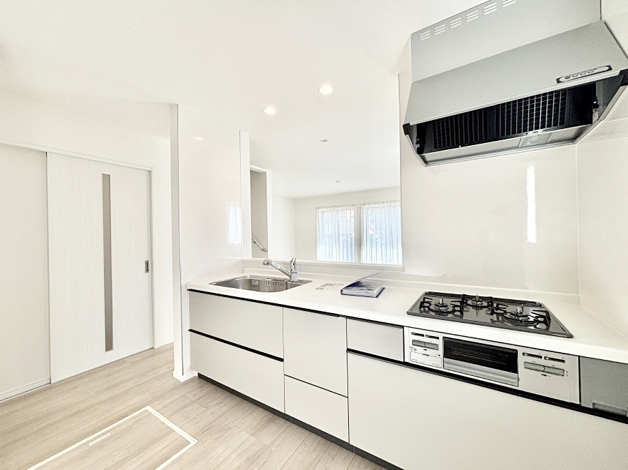 �L�b�`�� ���r���O�ŗV�Ԃ��q�l�������Ȃ��炨�������ł���ΖʃL�b�`��