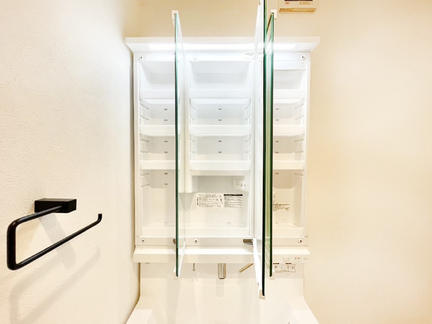 ���̑����� �O�ʋ��̗��ɁA���ϕi��q���p�i�Ȃǂ����[�\�B���ʑ����������ƕۂ��܂��I