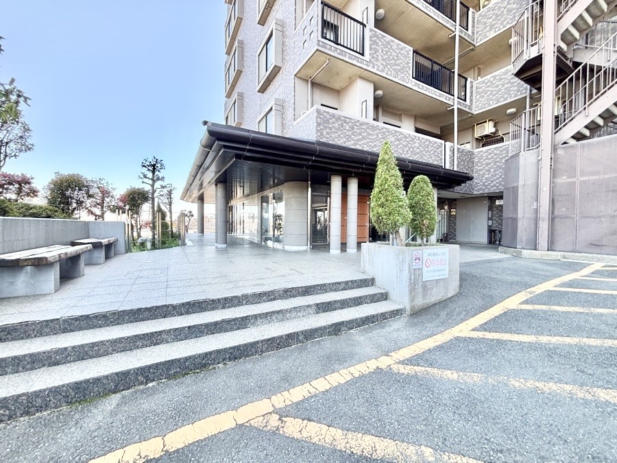 �G���g�����X �O�� �Y��ȃG���g�����X�́A���Z�҂�D�����}������Ă���܂�  