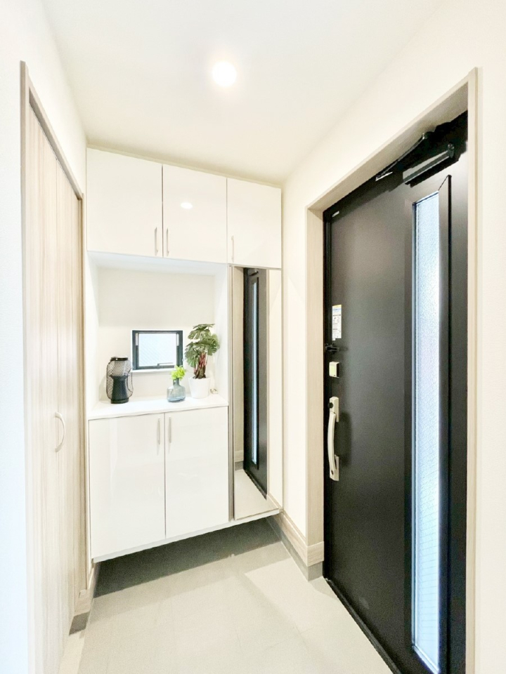 ���� �K���X�X���b�g�̓��������փh�A�������Ɍ���͂��Ă���܂�