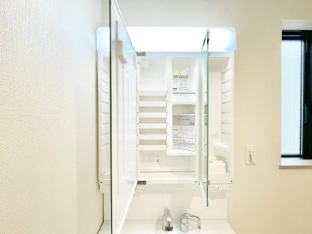 ���̑����� �O�ʋ��̗��ɁA���ϕi��q���p�i�Ȃǂ����[�\�B���ʑ����������ƕۂ��܂��I