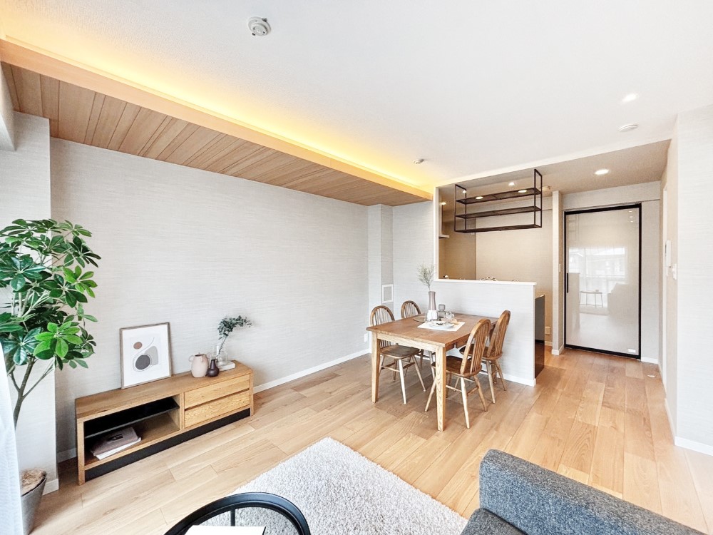 ���r���O �Ƒ��̘a�₩�ȉ�b���������Ă������B�J�����̂��郊�r���O�ł��B  