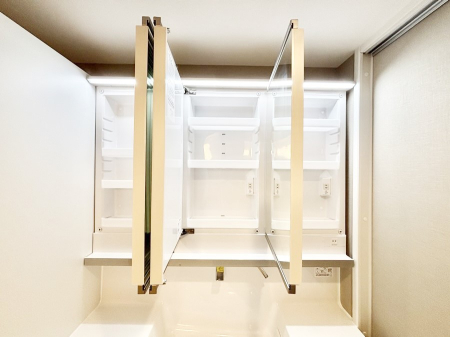 ���̑����� �O�ʋ��̗��ɁA���ϕi��q���p�i�Ȃǂ����[�\�B���ʑ����������ƕۂ��܂��I