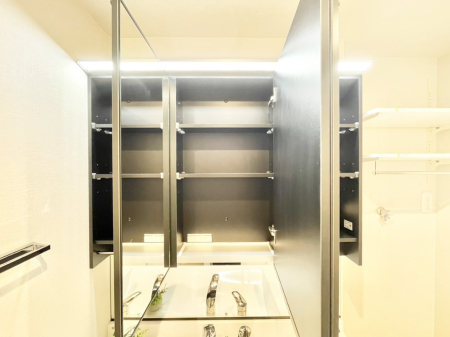 ���̑����� �O�ʋ��̗��ɁA���ϕi��q���p�i�Ȃǂ����[�\�B���ʑ����������ƕۂ��܂��I