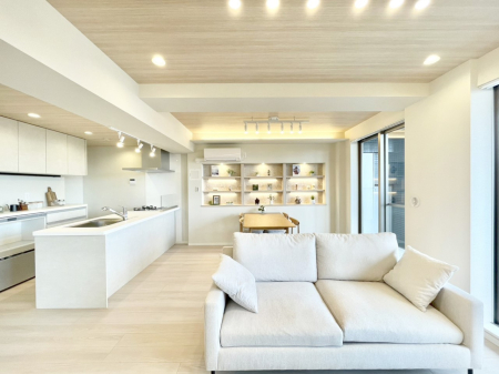 ���r���O �Ƒ��̘a�₩�ȉ�b���������Ă������B�J�����̂��郊�r���O�ł��B