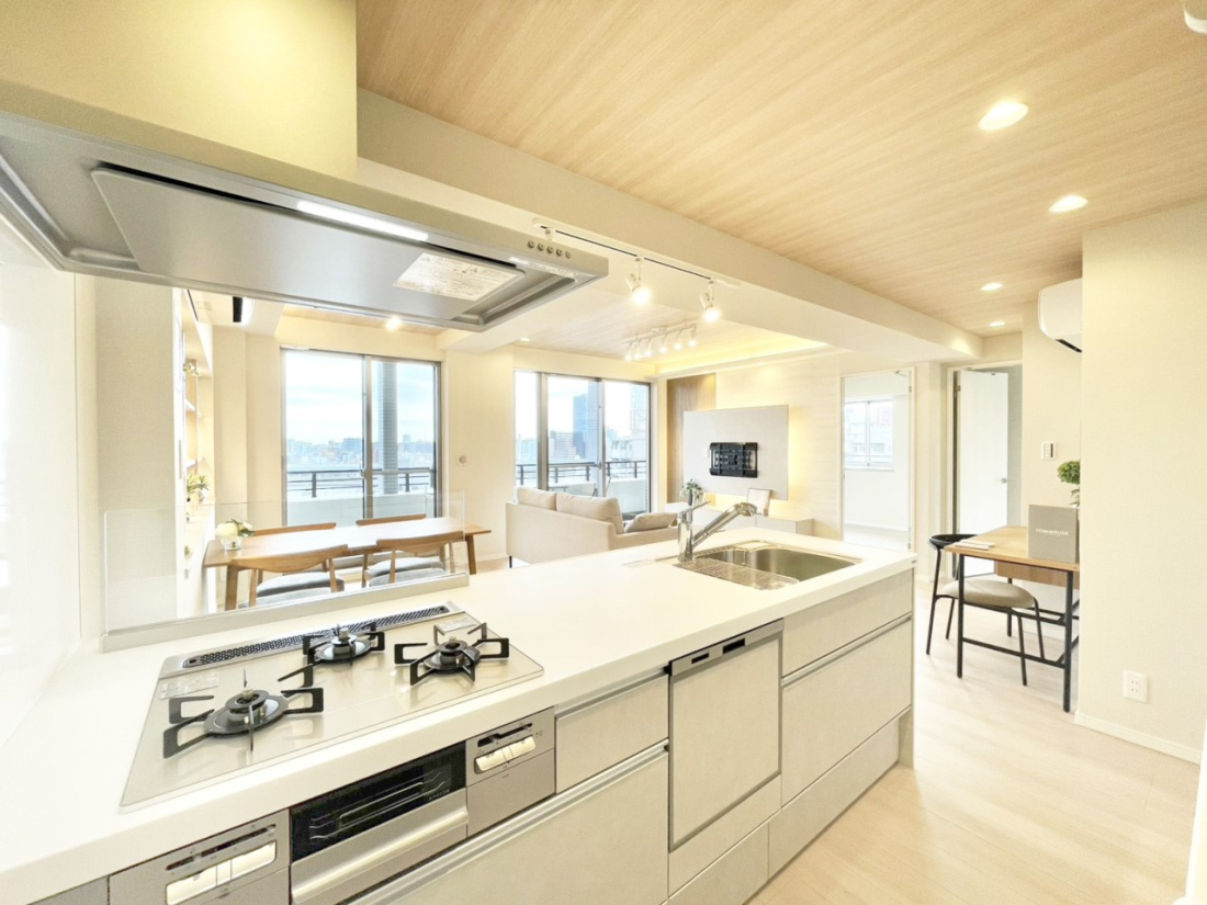 �L�b�`�� ���r���O�ŗV�Ԃ��q�l�������Ȃ��炨�������ł���ΖʃL�b�`���B  