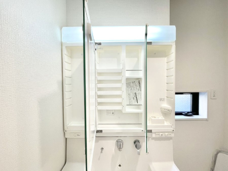 ���̑����� �O�ʋ��̗��ɁA���ϕi��q���p�i�Ȃǂ����[�\�B���ʑ����������ƕۂ��܂��I