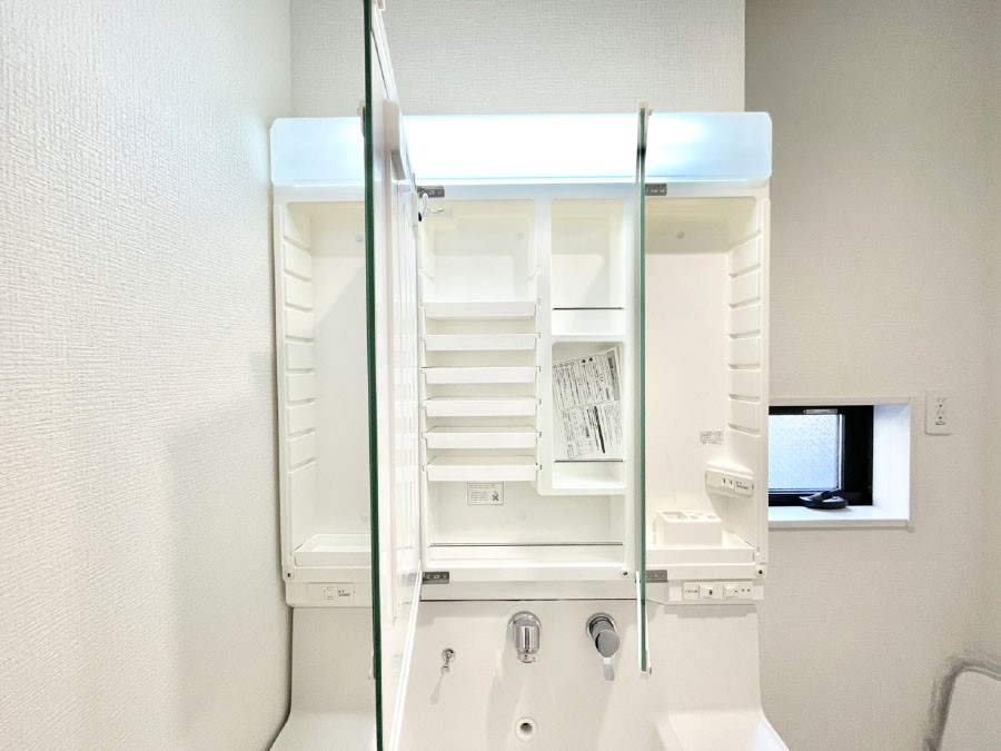 ���̑����� �O�ʋ��̗��ɁA���ϕi��q���p�i�Ȃǂ����[�\�B���ʑ����������ƕۂ��܂��I