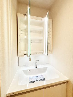 ���̑����� �O�ʋ��̗��ɁA���ϕi��q���p�i�Ȃǂ����[�\�B���ʑ����������ƕۂ��܂��I