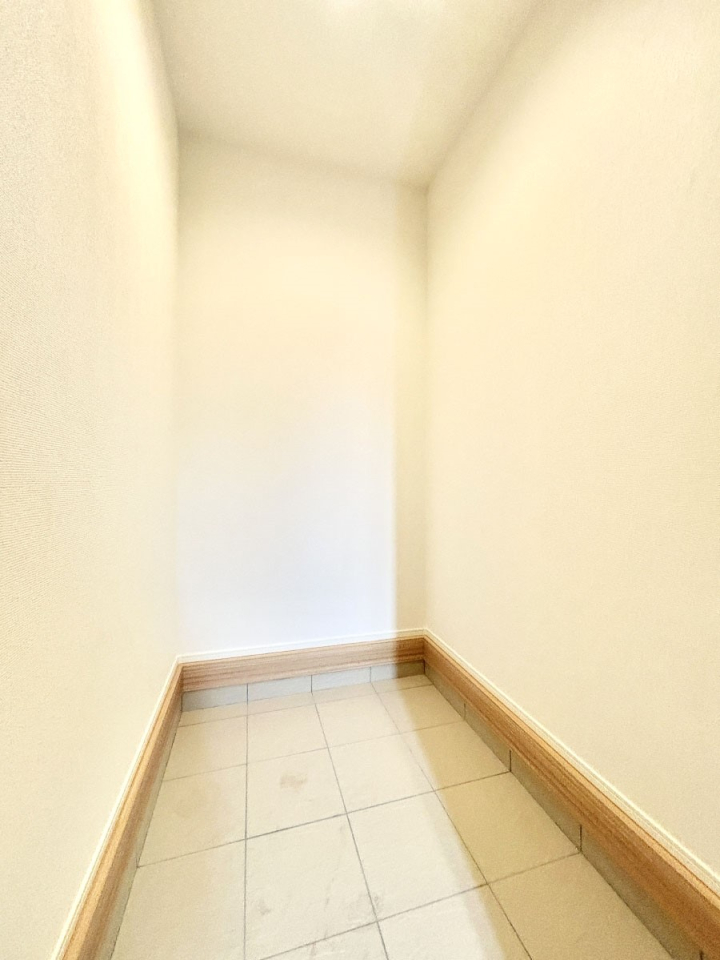 ���[ �V���[�Y�C���N���[�N�t���I�J���x�r�[�J�[���u���܂��B 