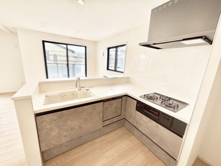 �L�b�`�� ���r���O�ŗV�Ԃ��q�l�������Ȃ��炨�������ł���ΖʃL�b�`��