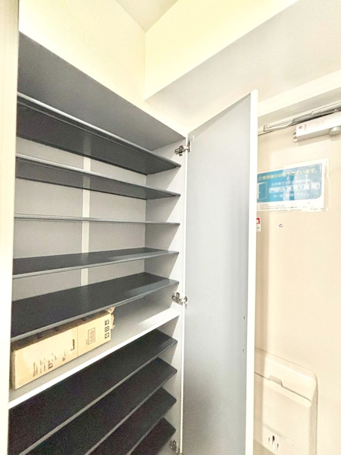 ���̑����� �����Ղ���[�ł���V���[�Y�{�b�N�X�ŉƑ��S���̌C���A���ւ�������B  