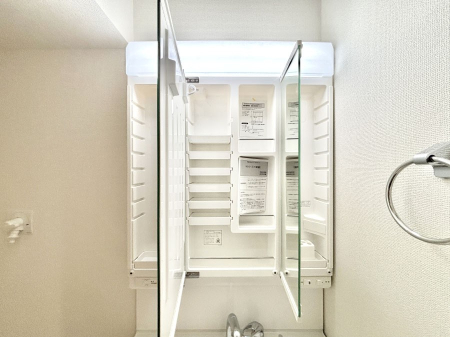 ���̑����� �O�ʋ��̗��ɁA���ϕi��q���p�i�Ȃǂ����[�\�B���ʑ����������ƕۂ��܂��I