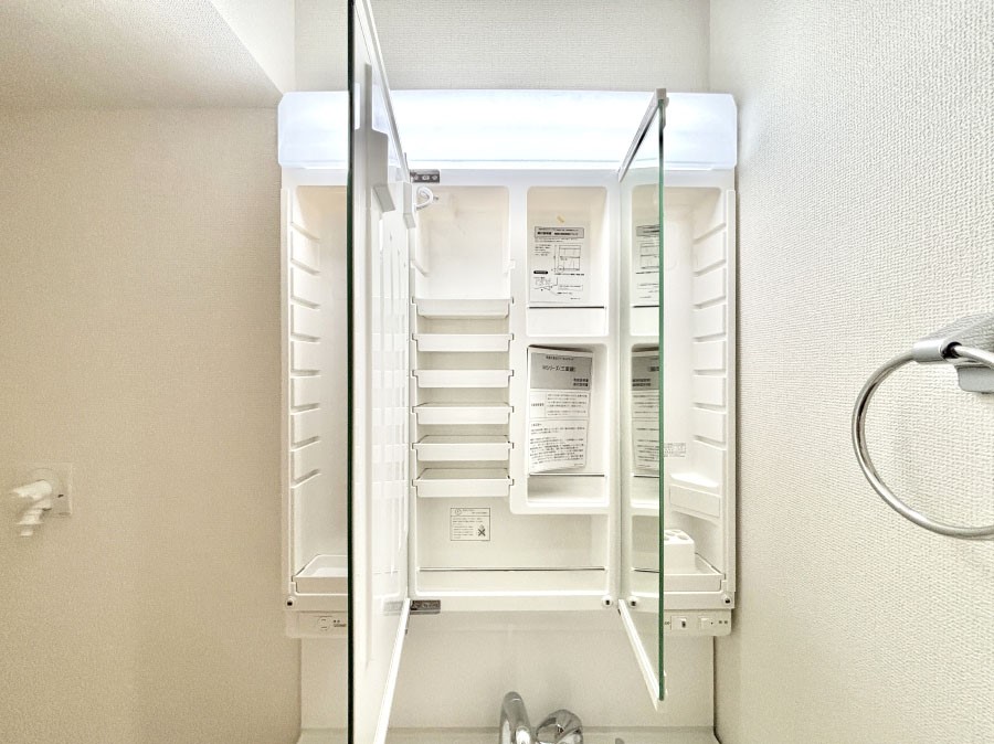 ���̑����� �O�ʋ��̗��ɁA���ϕi��q���p�i�Ȃǂ����[�\�B���ʑ����������ƕۂ��܂��I