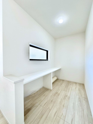 ���̑� ���r���O�ɂ��郆�[�e�B���e�B�[�X�y�[�X�ł��B�J�E���^�[������̂ł��C�ɓ���̕�����������A���[�N�X�y�[�X�Ƃ��Ă��g�����F�X�ł��B