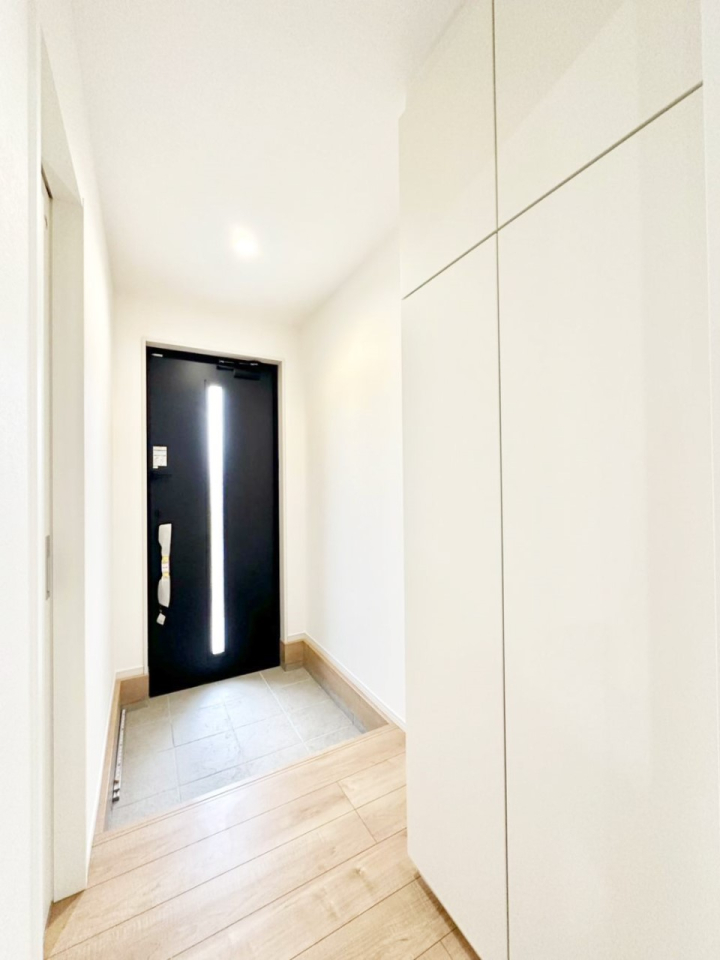 ���� �K���X�X���b�g�̓��������փh�A�������Ɍ���͂��Ă���܂�