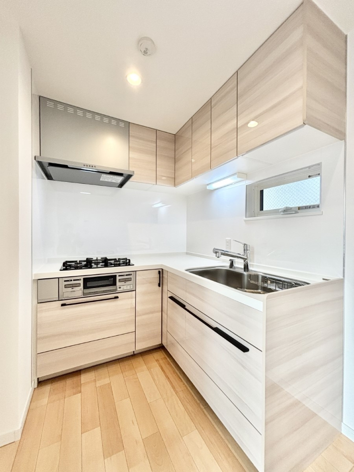 �L�b�`�� �L�b�`���㕔�ɒ݌˒I������̂ŃL�b�`�����肪�X�b�L���Еt���܂��B