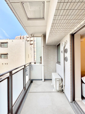 �o���R�j�[ �����t���̃o���R�j�[�͋}�ȉJ�ł����S�ł��B