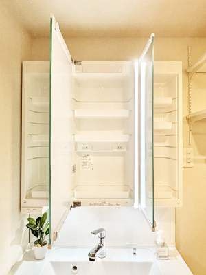 ���̑����� �O�ʋ��̗��ɁA���ϕi��q���p�i�Ȃǂ����[�\�B���ʑ����������ƕۂ��܂��I