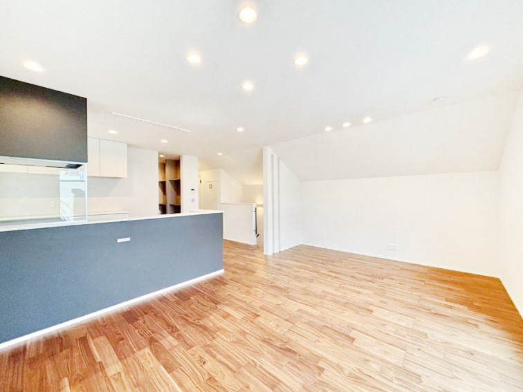 ���̑����� �Ƒ��̏Ί炪���R�Ɛ��܂�Ă���A����ȕ��͋C�̃_�C�j���O�Ɏd�オ���Ă��܂��B