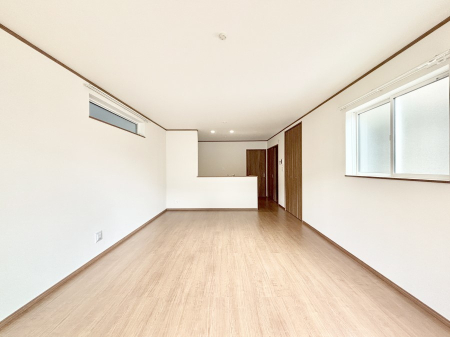 ���r���O ���邢�z���������A�����̕��͋C�ɖ�������郊�r���O�E�_�C�j���O�B 