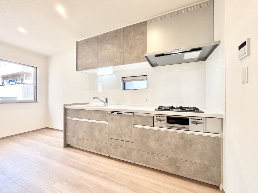 �L�b�`�� �u�₩�ȕ����ʂ蔲����L�b�`���B��������̂Ŗ��邭���C�ɂ��𗧂��܂��B