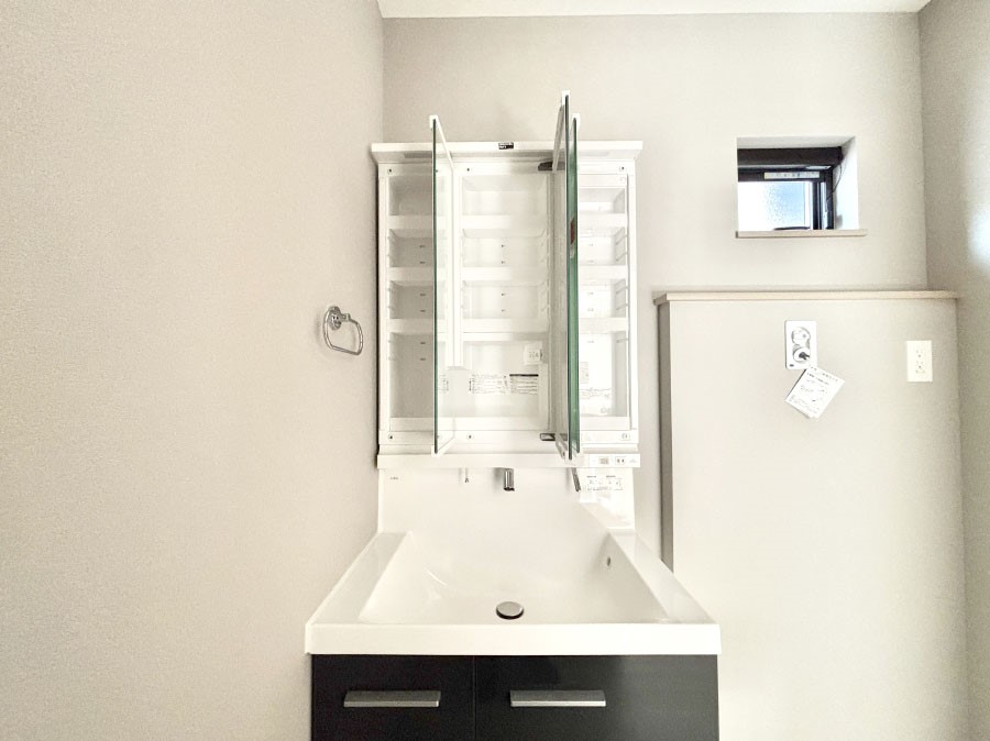 ���̑����� �O�ʋ��̗��ɁA���ϕi��q���p�i�Ȃǂ����[�\�B���ʑ����������ƕۂ��܂��I