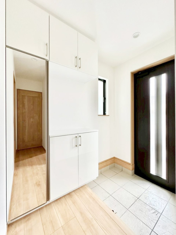 ���� �K���X�X���b�g�̓��������փh�A�������Ɍ���͂��Ă���܂�