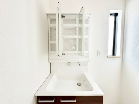 ���̑����� �O�ʋ��̗��ɁA���ϕi��q���p�i�Ȃǂ����[�\�B���ʑ����������ƕۂ��܂��I