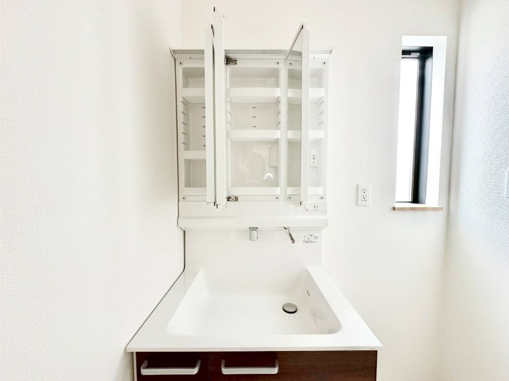 ���̑����� �O�ʋ��̗��ɁA���ϕi��q���p�i�Ȃǂ����[�\�B���ʑ����������ƕۂ��܂��I